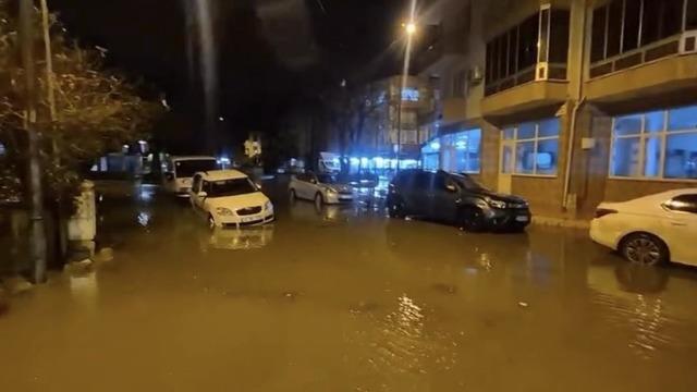 Çanakkale'de sağanak sonrası cadde ve sokaklar göle döndü