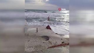 Son dakika: Yer: Silivri! Soğuk hava ve lodosa aldırış etmeden denize girdi