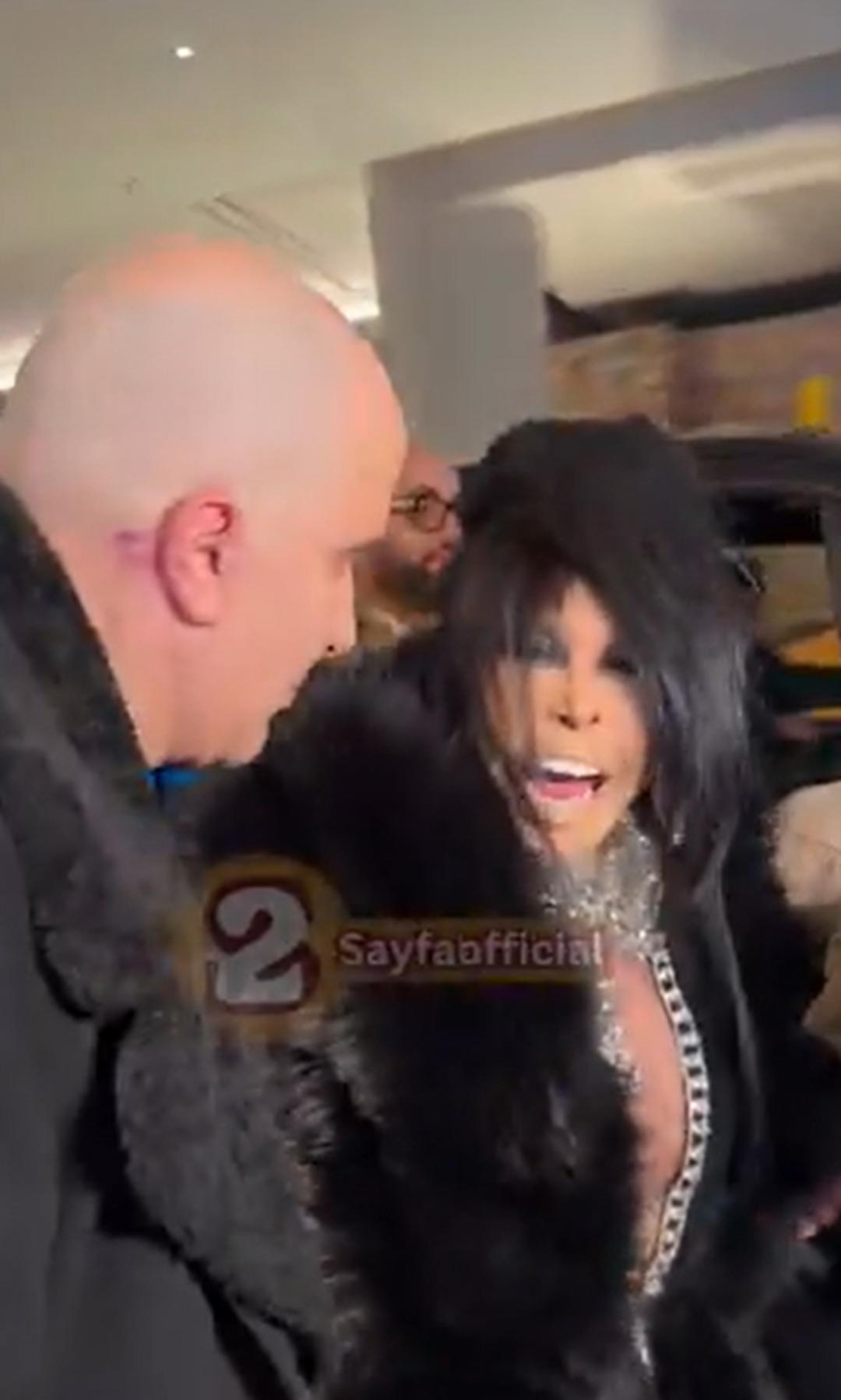 Bülent Ersoy kendisini yakından çeken muhabirleri görünce çileden çıktı: "Çekil be!" 3