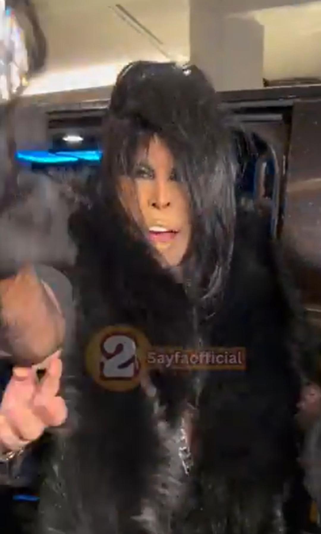 Bülent Ersoy kendisini yakından çeken muhabirleri görünce çileden çıktı: "Çekil be!" 2