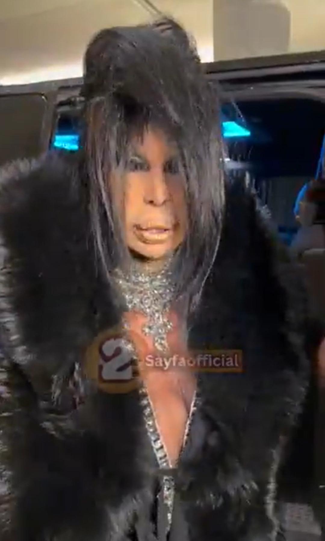 Bülent Ersoy kendisini yakından çeken muhabirleri görünce çileden çıktı: "Çekil be!" 1