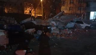 Bursa'da lodos duvarı devirdi, altında kalan 10 ara&ccedil; hasar g&ouml;rd&uuml;