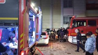 Binanın girişinde çıkan yangın korkuttu