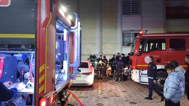 Binanın girişinde çıkan yangın korkuttu