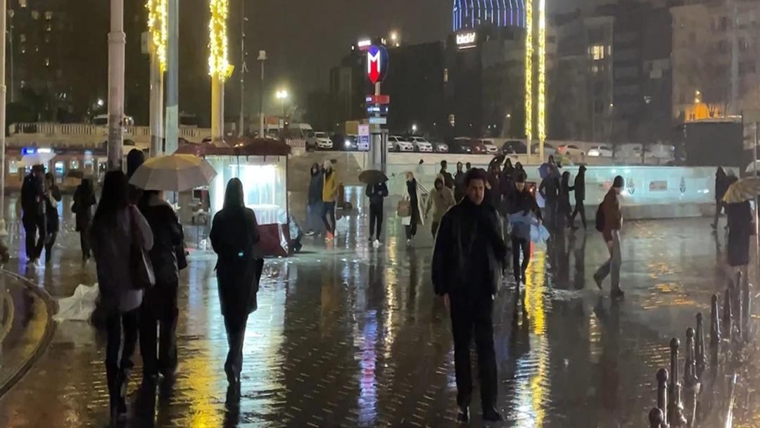 İstanbul da sağanak etkili oldu: Yol çöktü 2