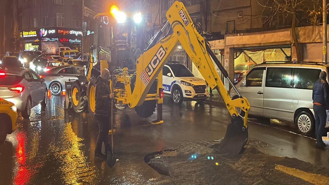 İstanbul da sağanak etkili oldu: Yol çöktü 3