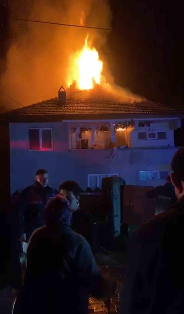 Karab&uuml;k&rsquo;te iki katlı evde korkutan yangın 1