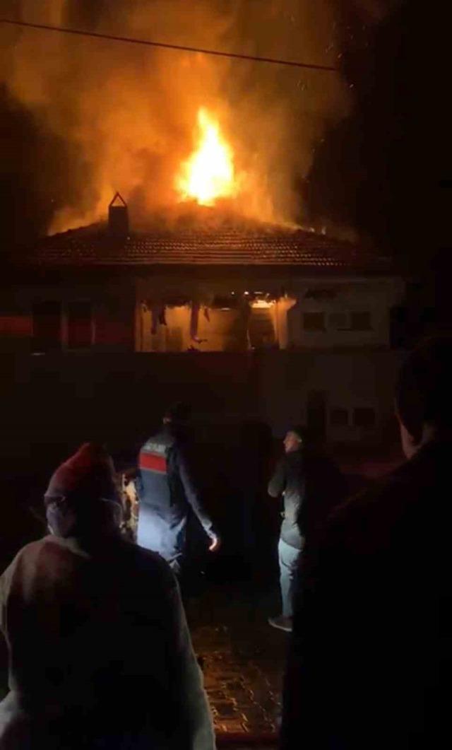Karab&uuml;k&rsquo;te iki katlı evde korkutan yangın 2