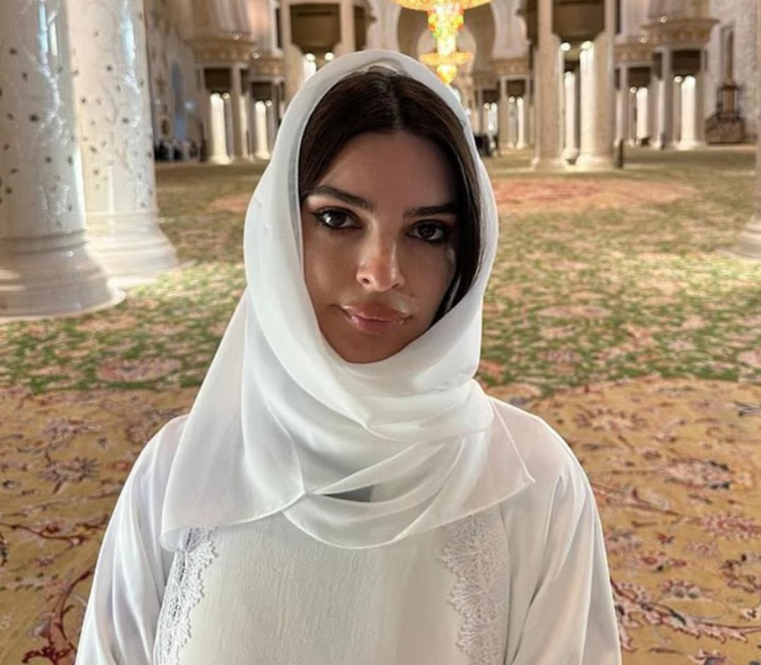 Emily Ratajkowski’den tepki çeken paylaşım: Önce kalça dansı sonra başörtülü poz 1