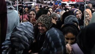 Yarı fiyatı duyan akın etti, izdiham &ccedil;ıktı! Birbirleriyle yarıştılar