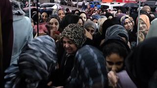 Yarı fiyatı duyan akın etti, izdiham çıktı! Birbirleriyle yarıştılar