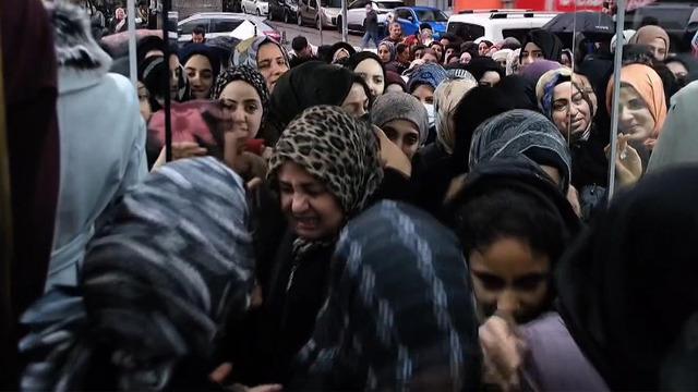 Yarı fiyatı duyan akın etti, izdiham çıktı! Birbirleriyle yarıştılar