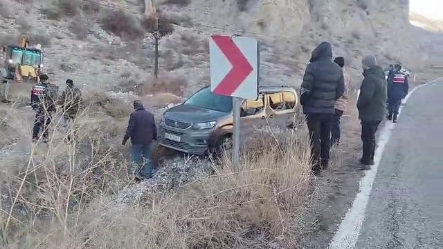 Buzlanan yolda kayan otomobil araziye u&ccedil;tu 1