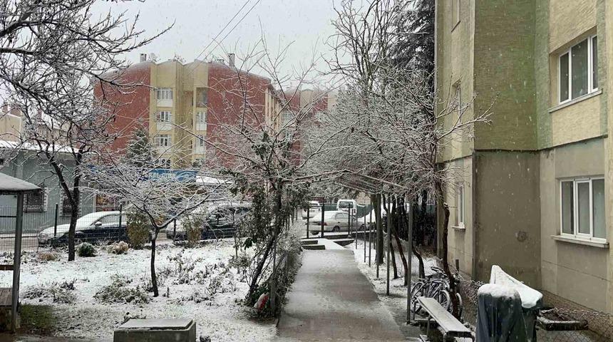 Eskişehir&rsquo;de sabah saatlerinde kar yağışı etkili oldu