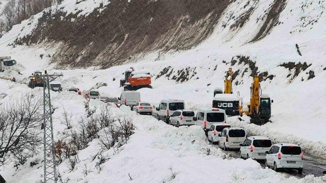 Buzlanma kazayı beraberinde getirdi: 2 yaralı 1