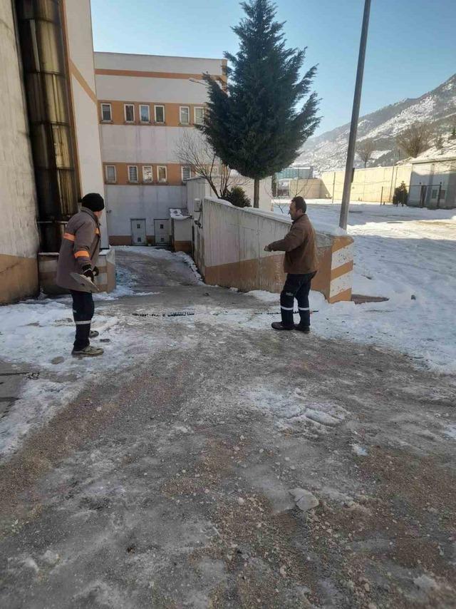 Saimbeyli’de karla mücadele aralıksız sürüyor 1