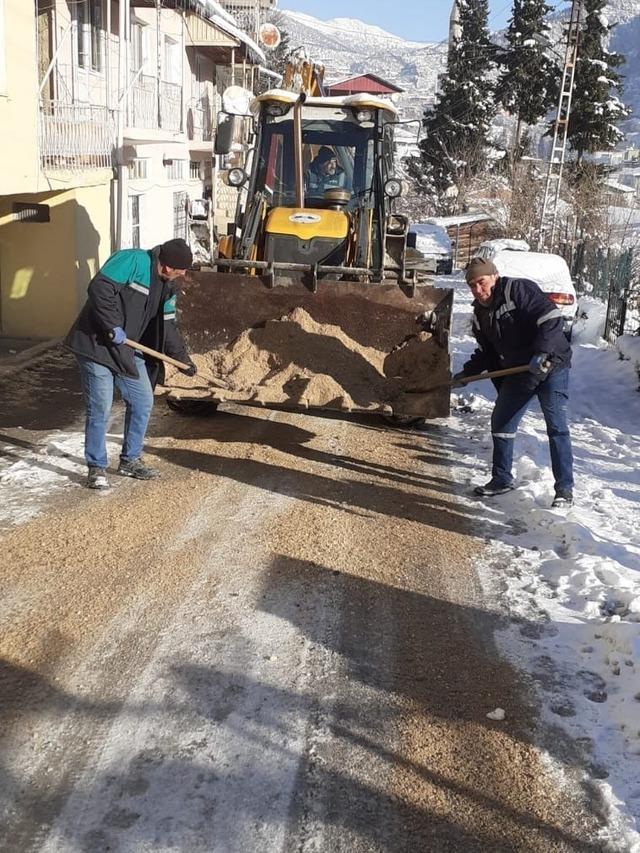 Saimbeyli’de karla mücadele aralıksız sürüyor 3