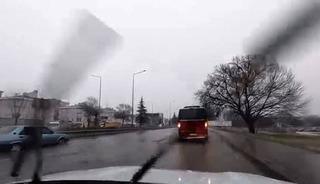 Yağış sonrası &ccedil;evre yolu &rsquo;g&ouml;le&rsquo; d&ouml;nd&uuml;, bazı ara&ccedil;lar yolda kaldı