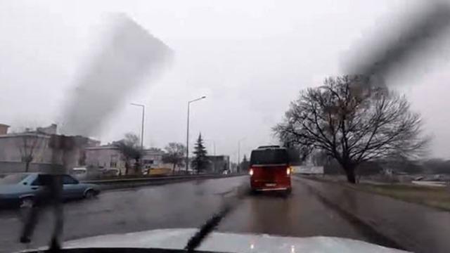 Yağış sonrası çevre yolu ’göle’ döndü, bazı araçlar yolda kaldı