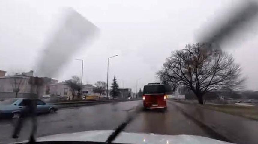 Yağış sonrası &ccedil;evre yolu &rsquo;g&ouml;le&rsquo; d&ouml;nd&uuml;, bazı ara&ccedil;lar yolda kaldı