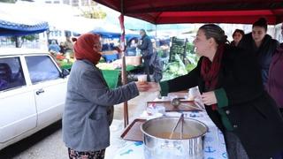İncirliova Belediyesi’nden pazarda sıcak çorba ikramı