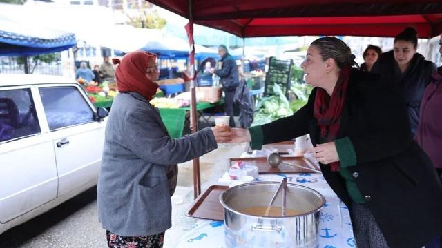 İncirliova Belediyesi’nden pazarda sıcak çorba ikramı