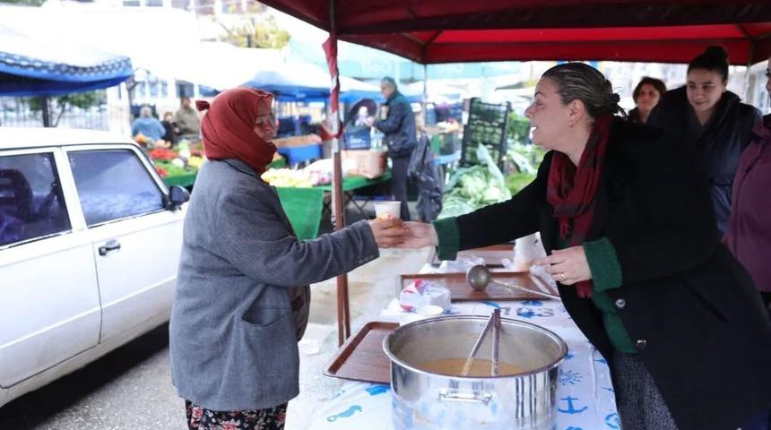 İncirliova Belediyesi&rsquo;nden pazarda sıcak &ccedil;orba ikramı