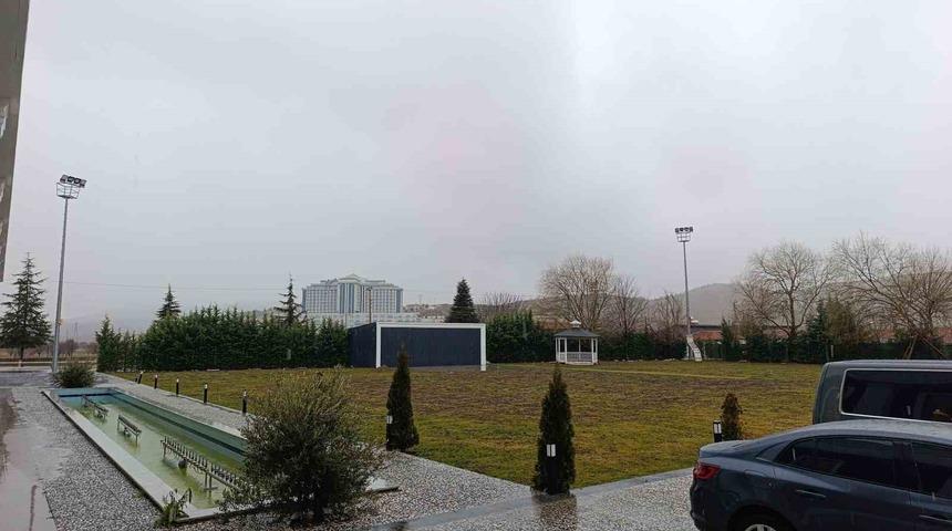 Afyonkarahisar&rsquo;da beklenen kar yağışı başladı