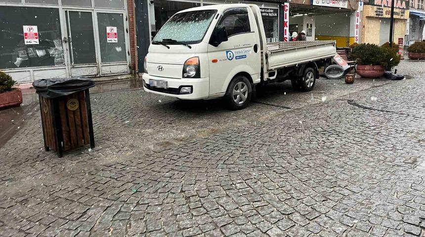 Eskişehir&rsquo;de &uuml;&ccedil; ara&ccedil;lık yere tek başına park etti