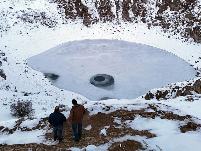 G&uuml;neşe g&ouml;re renk değiştiriyordu: Doğa harikası dondu!