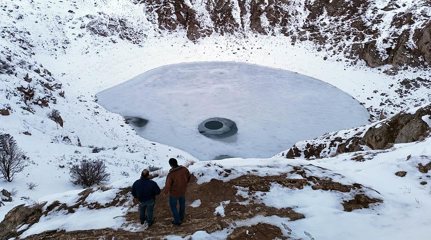 G&uuml;neşin konumuna g&ouml;re renk değiştiriyordu: Doğa harikası dondu!