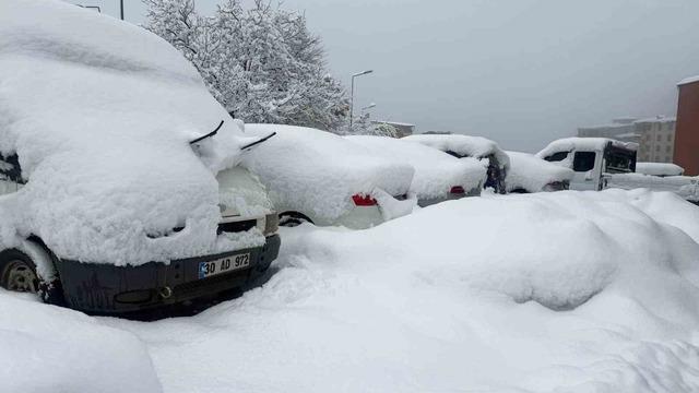 Hakkari&rsquo;de kar afeti: Ekipler aralıksız &ccedil;alışıyor 2