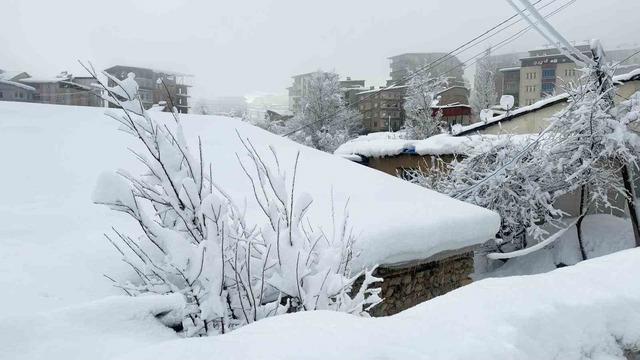 Hakkari&rsquo;de kar afeti: Ekipler aralıksız &ccedil;alışıyor 1