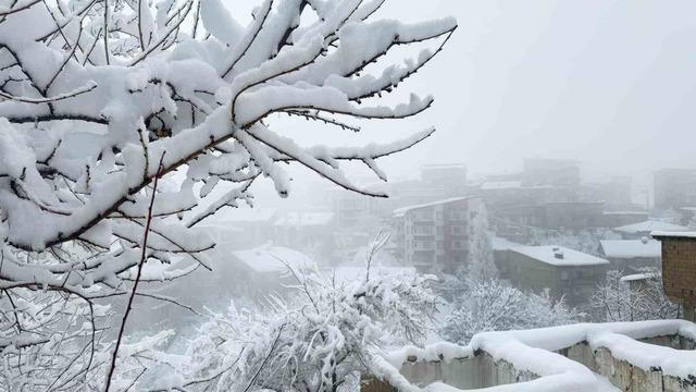 Hakkari’de kar afeti: Ekipler aralıksız çalışıyor
