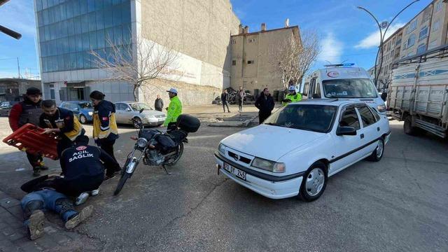 Karaman’da motosikletlinin yaralandığı kaza kameraya yansıdı 1