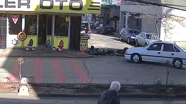 Karaman’da motosikletlinin yaralandığı kaza kameraya yansıdı