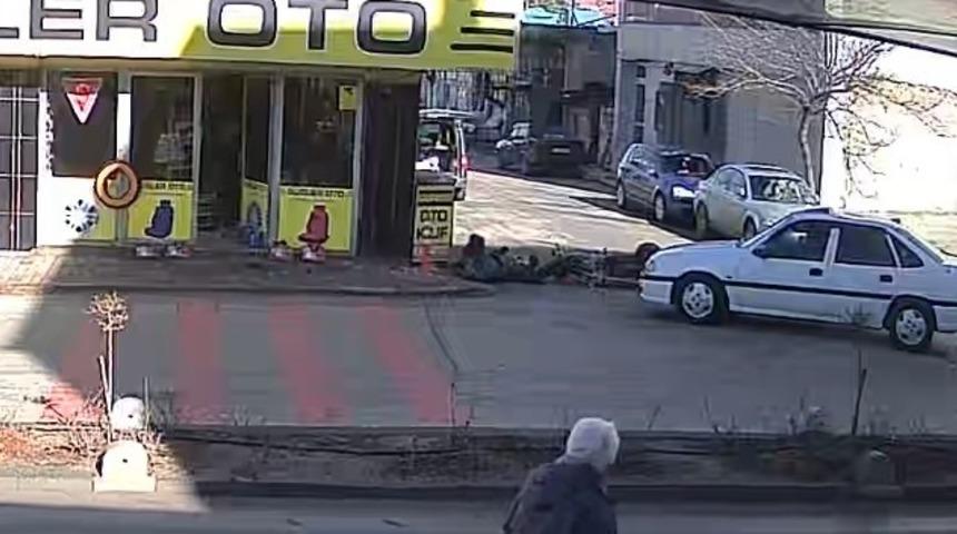 Karaman&rsquo;da motosikletlinin yaralandığı kaza kameraya yansıdı