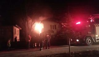 &Ccedil;atıdan y&uuml;kselen alevler hızla yayılarak iki katlı evi k&uuml;le &ccedil;evirdi