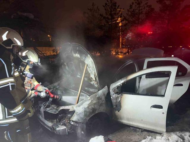 Diyarbakır’da seyir halindeki araç alev topuna döndü 1