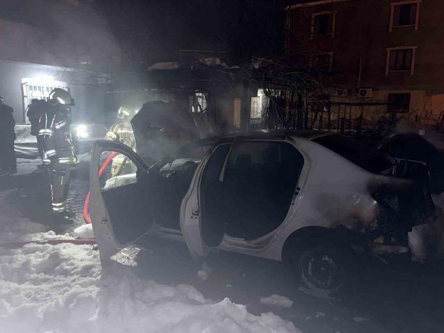 Diyarbakır’da seyir halindeki araç alev topuna döndü 2