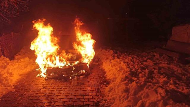 Diyarbakır’da seyir halindeki araç alev topuna döndü