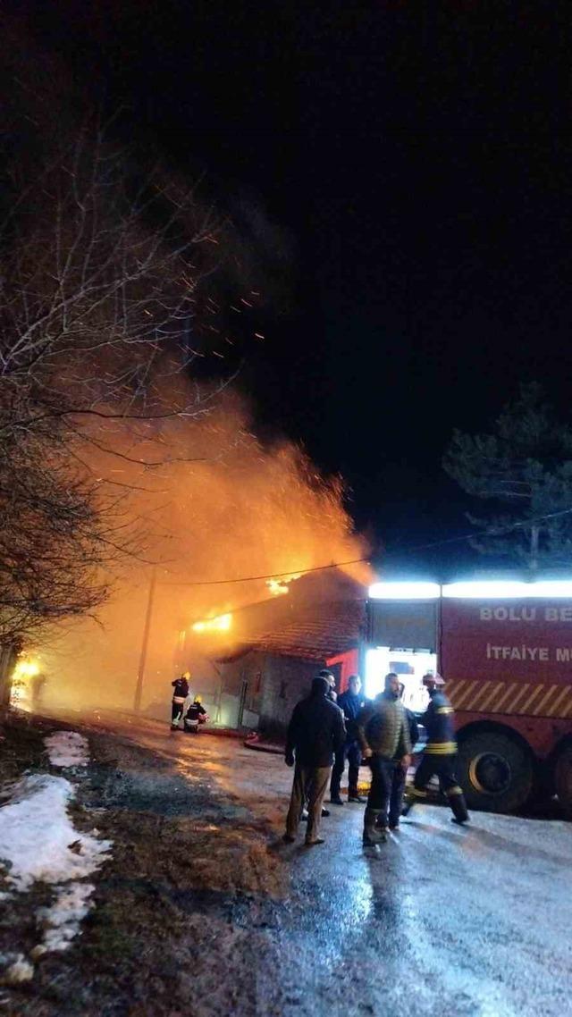 Bolu&rsquo;da iki katlı ev alevlere teslim oldu 2