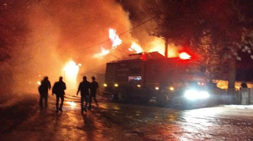 Bolu&rsquo;da iki katlı ev alevlere teslim oldu