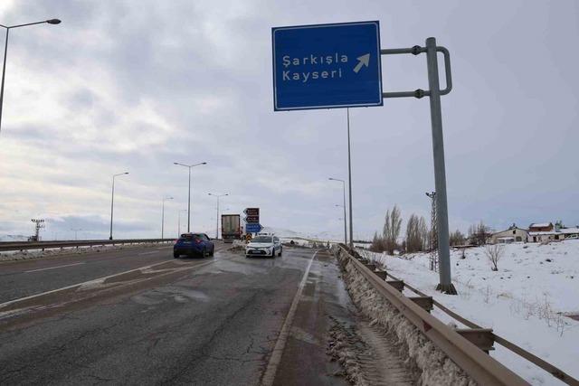Sivas-Kayseri kara yolu ara&ccedil; ulaşımına kapatıldı 4