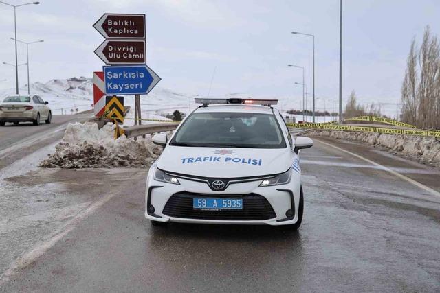 Sivas-Kayseri kara yolu ara&ccedil; ulaşımına kapatıldı 3