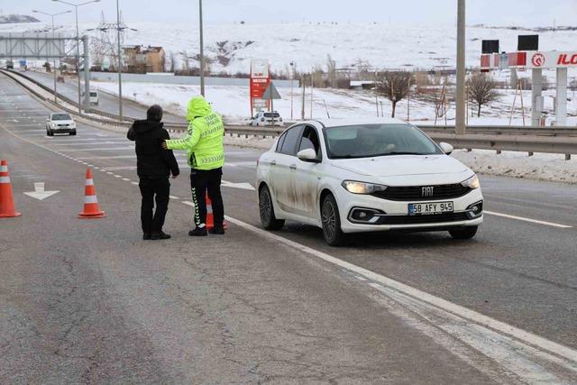 Sivas-Kayseri kara yolu ara&ccedil; ulaşımına kapatıldı 2