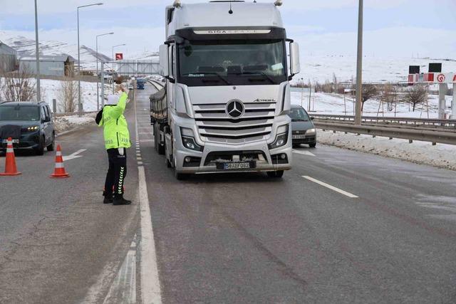 Sivas-Kayseri kara yolu ara&ccedil; ulaşımına kapatıldı 1