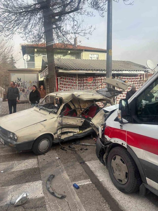 Ambulansla çarpışan otomobil hurdaya döndü: 2 yaralı 1