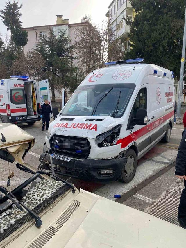Ambulansla çarpışan otomobil hurdaya döndü: 2 yaralı 2