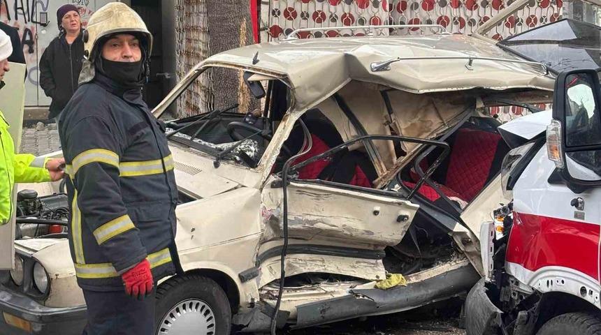 Ambulansla &ccedil;arpışan otomobil hurdaya d&ouml;nd&uuml;: 2 yaralı